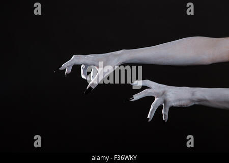 Scary Halloween weißen Hände mit schwarzen Nägeln, Körperkunst Stockfoto