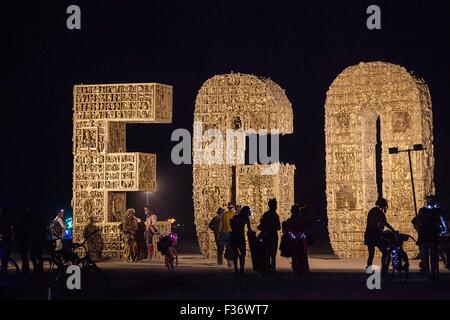 Brenner versammeln sich in der Playa um die EGO-Kunst-Skulptur während des jährlichen Burning Man-Festival in der Wüste 2. September 2012 in Black Rock City, Nevada. Stockfoto