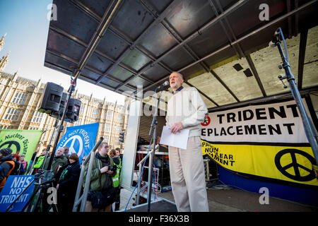 Image Datei: London, UK. 24. Januar 2015. Jeremy Corbyn spricht zu 'Wrap-up Trident' CND Protest in Westminster Credit: Guy Corbishley/Alamy Live News Stockfoto
