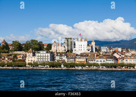 Blick aufs Wasser der Stadt Nyon am Genfer See, Schweiz Stockfoto