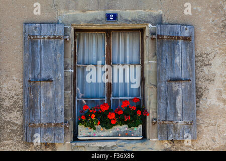 Verblasste Fensterläden und einem alten Fenster in einem Gebäude in der Stadt Nyon, Schweiz Stockfoto