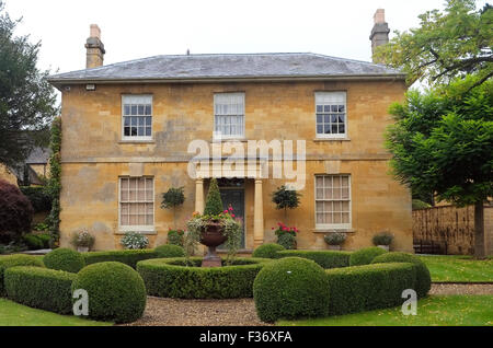 Typische 18. Jahrhundert Herrenhaus in einem ländlichen englischen Dorf