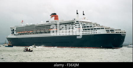 AJAXNETPHOTO. 26. DEZEMBER 2003. SOUTHAMPTON, ENGLAND. -MAJESTIC - CUNARD LINE NEUE QUEEN MARY 2 INSZENIERT EINEN MAJESTÄTISCHEN EINGANG ZU IHREM HEIMATHAFEN UNTER BLEIERNEN WINTERLICHEN HIMMEL.  FOTO: JONATHAN EASTLAND/AJAX.  REF: 32612 1 1 Stockfoto