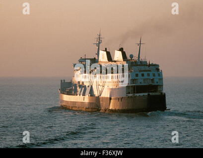 AJAXNETPHOTO.  2001. ÄRMELKANAL. NEW DAWN - CROSS CHANNEL FÄHRE STOLZ VON CHERBOURG IN RICHTUNG EINER NEUEN MORGENDÄMMERUNG UND FRANKREICH ABER KEINE WEITERE P & O FÄHREN PORTSMOUTH NACH CHERBOURG.  FOTO: JONATHAN EASTLAND/AJAX REF: 544160/1/13 Stockfoto