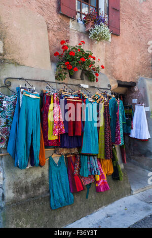 Eine Kleidung Outlet in den engen Gassen von yvoire in Frankreich Stockfoto