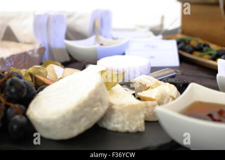 Reihe von Zutaten: Käse, Oliven, Beeren, Saucen, Snacks Stockfoto