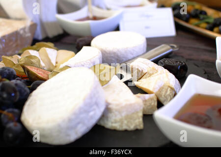 Reihe von Zutaten: Käse, Oliven, Beeren, Saucen, Snacks Stockfoto