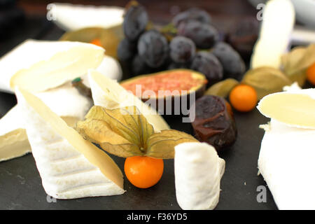 Reihe von Zutaten: Käse, Oliven, Beeren, Saucen, Snacks Stockfoto