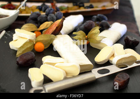 Reihe von Zutaten: Käse, Oliven, Beeren, Saucen, Snacks Stockfoto