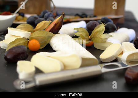 Reihe von Zutaten: Käse, Oliven, Beeren, Saucen, Snacks Stockfoto