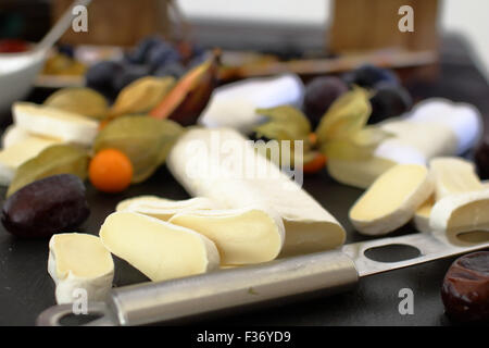 Reihe von Zutaten: Käse, Oliven, Beeren, Saucen, Snacks Stockfoto