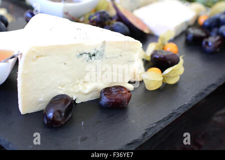 Reihe von Zutaten: Käse, Oliven, Beeren, Saucen, Snacks Stockfoto