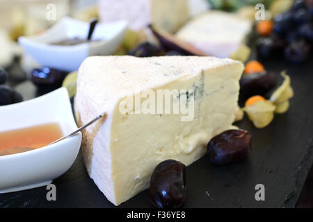 Reihe von Zutaten: Käse, Oliven, Beeren, Saucen, Snacks Stockfoto