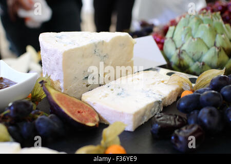 Reihe von Zutaten: Käse, Oliven, Beeren, Saucen, Snacks Stockfoto