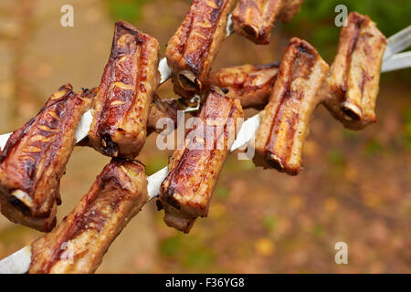 Drei Spieße mit gegrillten Rippchen auf Natur Stockfoto