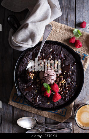 Cookie Schoko Riesen Pfanne mit Walnüssen und Schokolade-chips Stockfoto