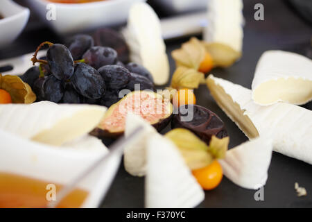 Reihe von Zutaten: Käse, Oliven, Beeren, Saucen, Snacks Stockfoto