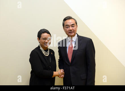 New York, USA. 30. Sep, 2015. Chinese Foreign Minister Wang Yi (R) trifft sich mit indonesische Außenminister Retno Marsudi im UN-Hauptquartier in New York, Vereinigte Staaten, 30. September 2015. © Yin Bogu/Xinhua/Alamy Live-Nachrichten Stockfoto