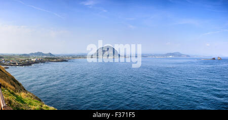 Querformat aus Olle Trail Nr. 10 Songaksan Kurs in Insel Jeju, Korea. Sanbangsan ist eine berühmte vulkanische Berg Seog Stockfoto