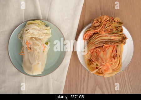Gimchi(Kimchi) und Baek-Gimchi(white gimchi) ist eine traditionelle fermentierte koreanische Beilage Gemüse gemacht und es ist eines der Stockfoto