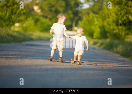 Zwei jungen laufen auf der Straße Stockfoto