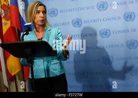 New York, USA. 30. Sep, 2015. Federica Mogherini, hoher Vertreter der Europäischen Union für die gemeinsame Außen- und Sicherheitspolitik, wendet sich an Journalisten während einer Pressekonferenz am Sitz Vereinten Nationen in New York, Vereinigte Staaten, 30. September 2015. Das Nahost-Quartett (die Vereinten Nationen, die Europäische Union, Russland und den Vereinigten Staaten) am Mittwoch kündigte eine weitere Runde Bemühungen zur Starthilfe für des Friedensprozess zwischen Israelis und Palästinensern, Bekräftigung der "standhaft" zur Erreichung einer zwei-Staaten-Lösung. Bildnachweis: Li Muzi/Xinhua/Alamy Live Ne Stockfoto