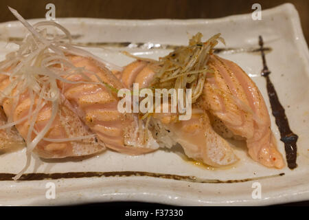 Sortierte Lachs Sushi auf weißen Keramikplatte Stockfoto