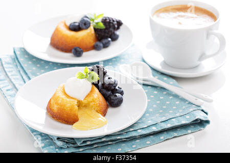 Weiße Schokolade-Lava-Kuchen mit Heidelbeeren und Brombeeren Stockfoto