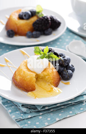 Weiße Schokolade-Lava-Kuchen mit Heidelbeeren und Brombeeren Stockfoto