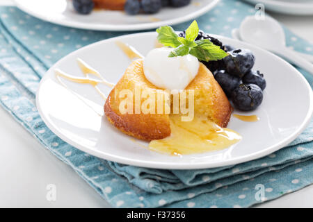 Weiße Schokolade-Lava-Kuchen mit Heidelbeeren und Brombeeren Stockfoto