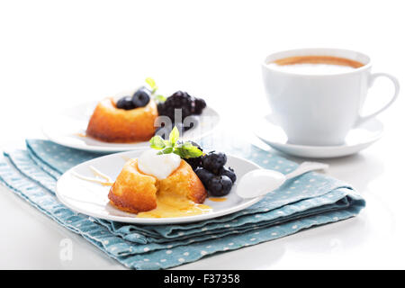 Weiße Schokolade-Lava-Kuchen mit Heidelbeeren und Brombeeren Stockfoto