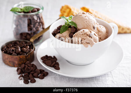 Große Tasse mit Kugeln Schokoladen-Kaffee-Mascarpone-Eis Stockfoto