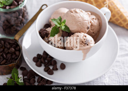 Große Tasse mit Kugeln Schokoladen-Kaffee-Mascarpone-Eis Stockfoto