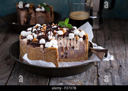 Steiniger Weg-Eis-Kuchen mit Schokolade-Chips, Erdnüsse, marshmallows Stockfoto