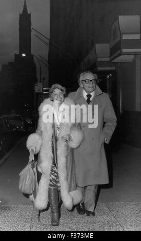 29. Dezember 1974 - Maria Schell & Werner Baecker des deutschen Fernsehens. Ein Spaziergang im Central Park South, New York. © Keystone Bilder USA/ZUMAPRESS.com/Alamy Live-Nachrichten Stockfoto