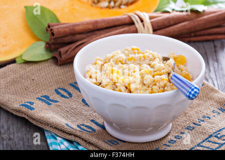 Kürbis Hirsebrei mit Rosinen und Zimt Stockfoto