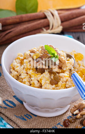 Kürbis Hirsebrei mit Rosinen und Zimt Stockfoto