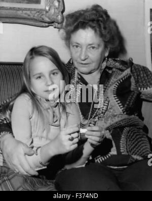 29. Dezember 1974 - Maria Schell Mutter Margarethe Schell - Von Noe mit Granddoughter © Keystone Bilder USA/ZUMAPRESS.com/Alamy Live News Stockfoto