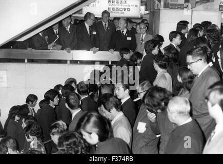 Lindsay in Tokio. 26. Dezember 1982. New Yorks Bürgermeister John Lindsay beobachten Massen von Pendler am Bahnhof Shinjuku in Tokio während der morgendlichen Rushhour. © Keystone Bilder USA/ZUMAPRESS.com/Alamy Live-Nachrichten Stockfoto