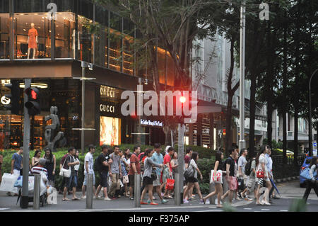 Menschen überqueren Sie die Straße an der Orchard Road, Singapur. Stockfoto