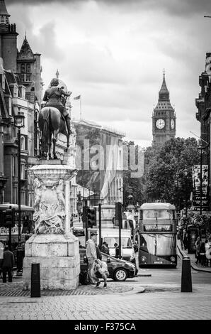 Ein Londoner Bus, Trafalgar Square und Big Ben / Häuser des Parlaments in London Stockfoto