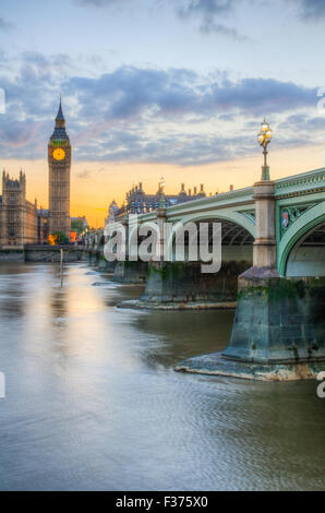 Die Houses Of Parliament und Big Ben in die Themse spiegelt Stockfoto