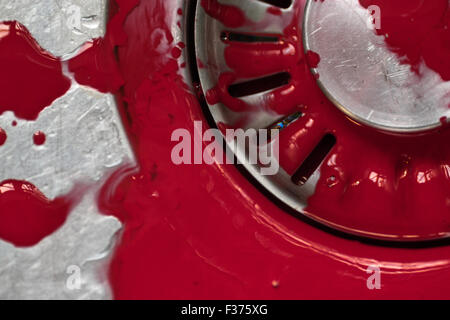 Leuchtendes rote menschliches Blut fließt ein Chrom Silber Küche Badezimmer Waschbecken Stockfoto