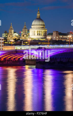 St. Pauls Kathedrale und Blackfriars Bridge in London Stockfoto