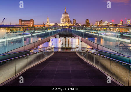St-Paul-Kathedrale und die Millennium Bridge in London