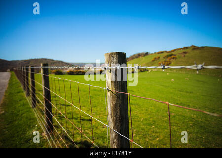 Barb verdrahtet Zaun auf dem Lande Stockfoto