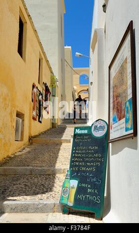 Eine Snack-Bar Restaurant Menü Zeichen lehnte sich gegen eine Wand in Fira Santorini Griechenland Stockfoto