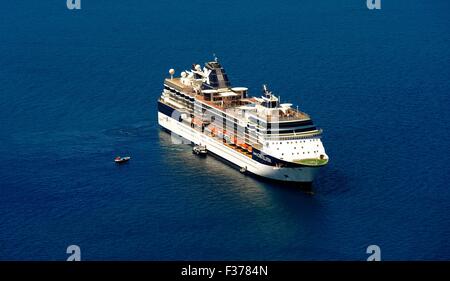 Celebrity Constellation Kreuzfahrtschiff auf die Caldera von Santorini Griechenland angedockt Stockfoto