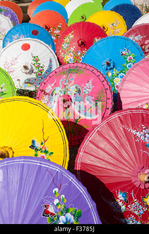 Handgeschöpftes Papier Sonnenschirme trocknen in der Sonne bei einem Regenschirm-Fabrik in Bo Sang, Provinz Chiang Mai, Thailand Stockfoto