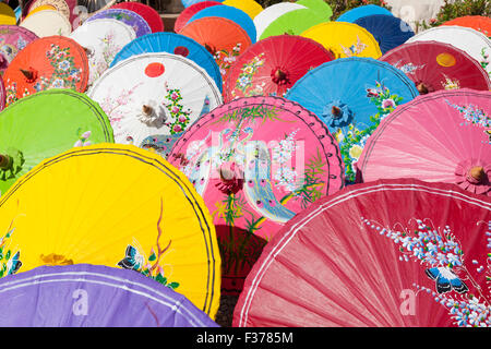 Handgeschöpftes Papier Sonnenschirme trocknen in der Sonne bei einem Regenschirm-Fabrik in Bo Sang, Provinz Chiang Mai, Thailand Stockfoto